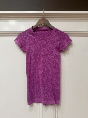 Lululemon Short Sleeve Floral Jacquard Swiftly Tech Tee in Magenta Rose Pattern